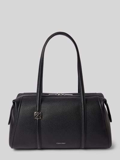 Produktfoto, schwarze Henkeltasche mit Label-Detail von CK Calvin Klein, feine Narbenstruktur, silberne Details, Damen Henkeltasche