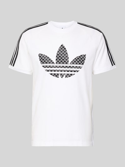 Produktfoto, białe T-Shirt z czarnym label-stitching od adidas Originals, bawełna, regular fit, okrągły ściągacz, długość 72 cm.