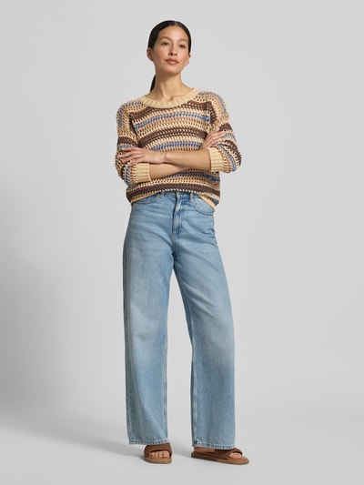 Frauenmodel trägt Oversized Pullover aus Leinen-Baumwoll-Mix Modell 'DONIRICA' von Weekend Max Mara, Optik: Unifarben, Passform: Oversized, Muster: Netzmuster, U-Boot-Ausschnitt, Ärmelform: Langarm, Materialverarbeitung: Strick, Farbe beige-braun, Struktur luftig, Ganzkörperansicht von vorne.