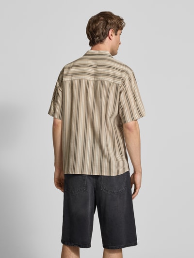 Männermodel trägt Regular Fit Freizeithemd mit Reverskragen Modell 'HOWIE' von Redefined Rebel, Allover-Look, Reine Baumwolle, Rückenansicht