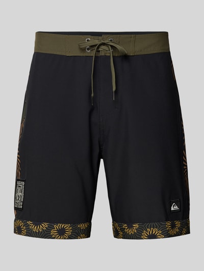 Produktfoto, Regular Fit Shorts mit Logo-Patch Modell 'Nomad' von Quiksilver im floralen Print, elastischer Material-Mix, schwarze und olivgrüne Farbtöne