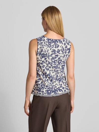 Frauenmodel trägt Stricktop aus Viskose-Mix mit Rundhalsausschnitt von Marc Cain, blau-weiß gemustert, Allover-Look, Rückenansicht.