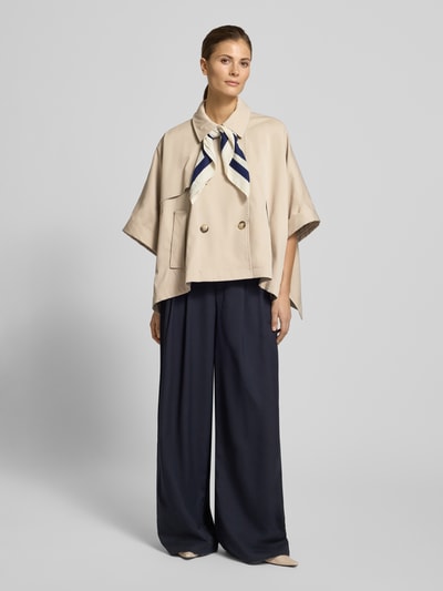 Frauenmodel trägt Relaxed Fit Jacke im kurzärmeligem Design von comma in Beige, mit Umlegekragen und doppelter Knopfleiste, Ganzkörperansicht von vorne.