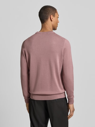 Męski model nosi Regular Fit Strickpullover aus reine Baumwolle Modell 'SAN CASSIUS-C2' od HUGO, gładki różowy, dzianina, widok całej sylwetki z tyłu.