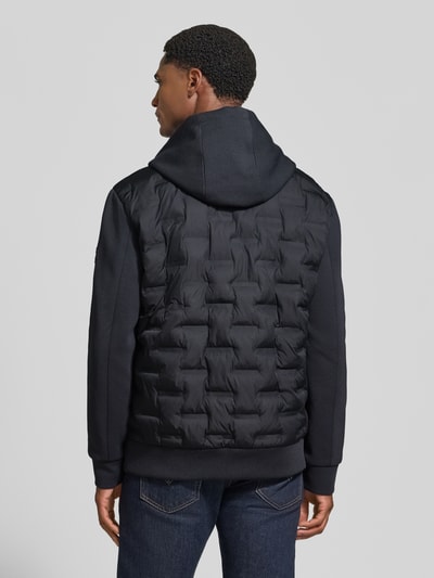 Männermodel trägt Regular Fit Steppjacke mit winddichter Funktion von Strellson in Dunkelblau, glatte und gesteppte Texturen, Ganzkörperansicht Rückansicht, Herren Steppjacke von Strellson