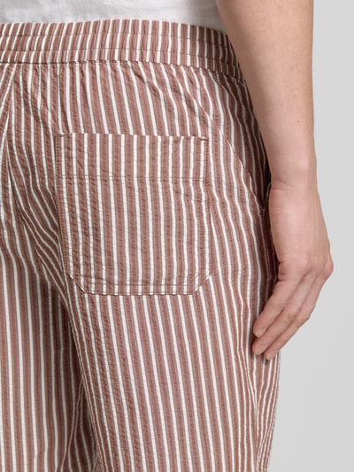 Männermodel trägt Regular Fit Shorts aus reiner Baumwolle Modell 'STUART' von SELECTED HOMME, Seersucker, Optik: Unifarben, Nahaufnahme Hüfte.