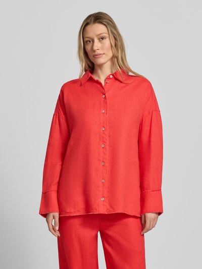 Frauenmodel trägt Regular Fit Hemdbluse aus reinen Leinen von Christian Berg Woman in Rot, Hemdblusenkragen, Knopfleiste, Fransenbesatz, Langärmelig, Ganzkörperansicht von vorne. Rückenlänge bei Größe 36: 72 cm, Ärmellänge: 55 cm.