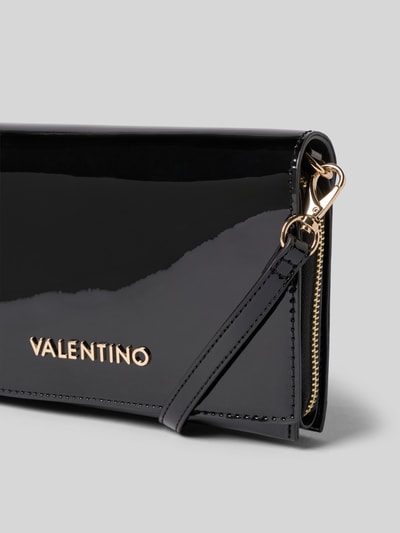 Produktfoto, schwarze glänzende Shoulder Bag mit Label-Applikation Modell 'EMBER' von VALENTINO BAGS, goldener Schriftzug, Detailaufnahme