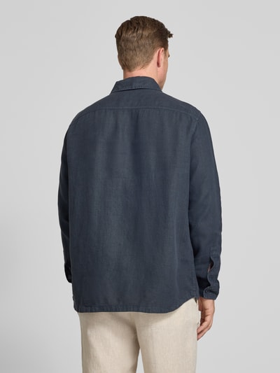 Mężczyznamodel nosi Relaxed Fit Freizeithemd aus reinem Leinen Modell 'LOCKY' od BOSS Orange, jednolity granat, len, naszywka, długi rękaw, krój relaxed fit, widok całej sylwetki z tyłu.