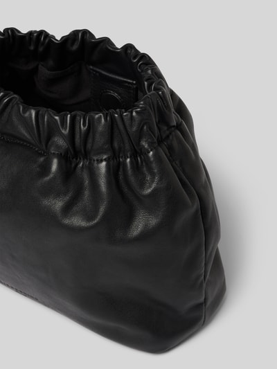 Productfoto, Hobo Bag met logo-prägung model 'CLOUD' van LIEBESKIND BERLIN, zwart, zachte structuur, hoofdvak met magneetsluiting, verstelbare schouderband, afmetingen maat 1: breedte 27 cm, lengte 22 cm, diepte 11 cm, schouderbandlengte 120 cm.
