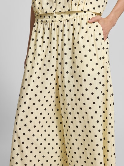 Frauenmodel trägt Culotte im Allover-Look Modell 'Nada' von My Essential Wardrobe, gelb mit schwarzen Punkten, Reine Baumwolle, Wide Leg, elastischer Bund, Nahaufnahme Hüfte bis Knie.