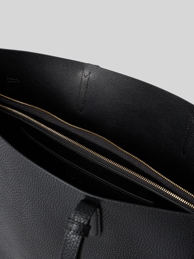 Produktfoto, schwarze Handtasche aus echtem Leder mit goldfarbenem Reißverschluss, Logo-Detail, Furla Modell 'Ava', texturierte Oberfläche, offenes Hauptfach, schmale Schulterriemen, Maße 51x30x40 cm, Schulterriemen 58 cm.