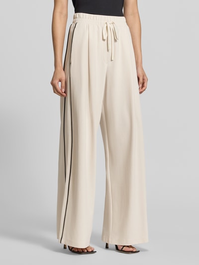 Frauenmodel trägt Relaxed Fit Weite Hose aus Lyocell-Mix Modell 'GODEZIA' von Max Mara, beige mit schwarzer Seitenlinie, Damen Weite Hose von Weekend Max Mara, Nahaufnahme Oberkörper.