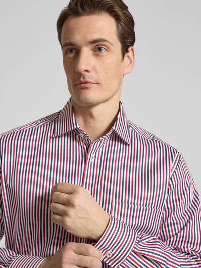 Männermodel trägt Regular Fit Business-Hemd mit Kentkragen von ETERNA, reine Baumwolle, gestreift, mit Brusttasche, Nahaufnahme Oberkörper.