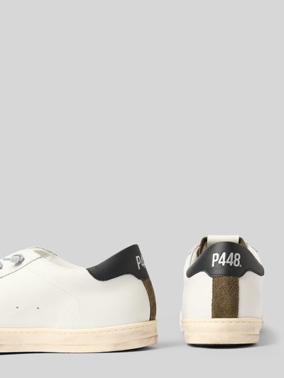 Produktfoto, Sneaker mit Lochmuster Modell 'JOHN' von P448 in Weiß mit Label-Print und strukturierter Sohle, abgerundete Form