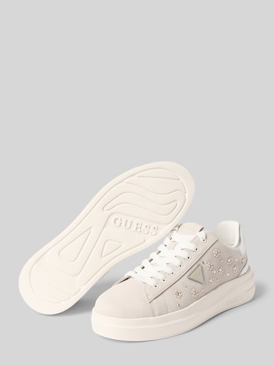 Produktfoto, Sneaker mit Perlen Modell 'ELBINA12' von Guess in Creme und Weiß mit Abgerundete-Spitze, Schnürung, Logo, 5 cm Absatzhöhe, Schafthöhe 6 cm, Schaftweite 9 cm.
