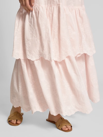 Frauenmodel trägt Maxirock aus reiner Baumwolle Modell 'Zefir' von DAISY STREET in zartem Rosa mit floralem Stitching, Detailaufnahme