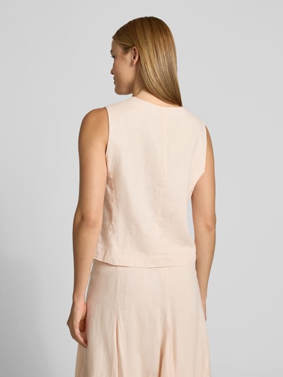 Vrouwenmodel draagt Leinenweste met V-Ausschnitt und Paspeltaschen van Emily Van den Bergh in licht beige, regular fit, pure linnen, gladde textuur, ruglengte 50 cm, schouderbreedte 38 cm, geheel van achteren.