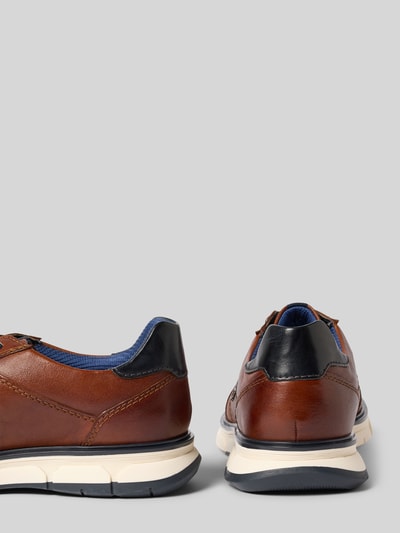 Produktfoto, Halbschuhe aus Leder mit Label-Detail Modell 'Don' von bugatti in Braun mit abgerundete-Spitze, Schnürung, Absatzhöhe: 3 cm, Schafthöhe: 8 cm, Schaftweite: 10 cm, Rückansicht, glatte Struktur
