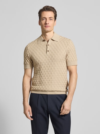 Męski model nosi Slim Fit Koszulkę polo z czystej bawełny Model 'Heritage' od Matinique, kołnierzyk polo, prążkowane wykończenia, długość tyłu w rozmiarze M 70 cm, kolor beżowy, krój slim fit, widok całej sylwetki od przodu.