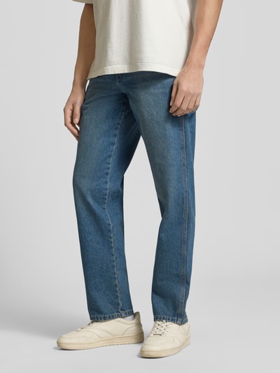 Męski model nosi Regular Tapered Fit Jeans im Used-Look od Dickies, bawełna, kieszenie, szerokość w rozmiarze 32/32: 40 cm, długość nogawki 80 cm, używany wygląd, pełny widok ciała z przodu