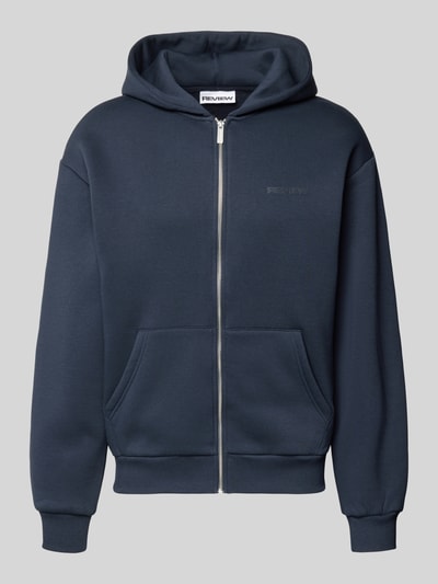 Produktfoto, Regular Fit Sweatjacke mit Reißverschluss von Review für Herren aus dunkelblauem Baumwoll-Mix, Logo-Print, Kapuze, geteilte Kängurutasche, elastische Abschlüsse
