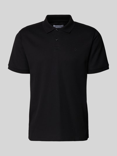 Produktfoto, schwarzes Regular Fit Poloshirt mit Strukturmuster Modell 'AUSTIN' von Jack & Jones, Baumwoll-Mix, dezentes Stitching, Knopfleiste