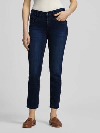 Vrouwenmodel draagt Slim Fit Jeans uit viscosemix Model 'Posh' van Cambio, donkerblauw, 5-pocketmodel, knoop- en ritssluiting, bandwijdte maat 36 39 cm, binnenbeenlengte 72 cm, volledige voorkantopname