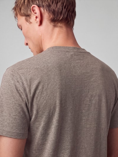 Mannelijk model draagt Regular Fit T-Shirt met klein logo-opschrift van BOSS Green, effen, ronde hals, korte mouw, katoenmix, detailopname rugaanzicht.