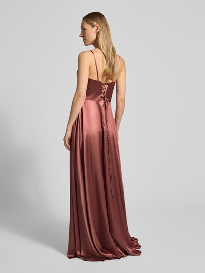 Frauenmodel trägt Regular Fit Abendkleid mit Gehschlitz von Luxuar aus roséfarbenem Satin, A-Linie, taillierte Passform, Rückenansicht, Ganzkörperansicht Rückansicht.