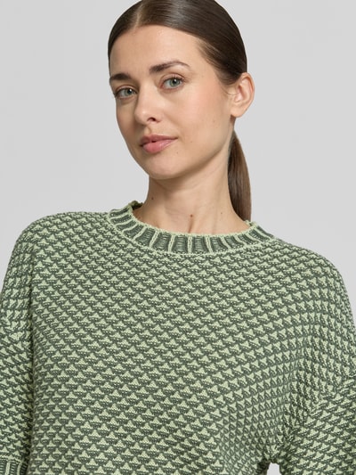 Frauenmodel trägt Strickpullover mit 1/2-Arm Modell 'Catina Pilla' von MSCH Copenhagen, Baumwoll-Mix, Gerader-Schnitt, Nahaufnahme Oberkörper.