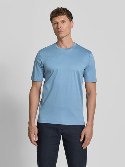 Männermodel trägt T-Shirt mit Rundhalsausschnitt von bugatti in Hellblau aus reiner Baumwolle, Slim Fit, glatte Struktur, Ganzkörperansicht von vorne.