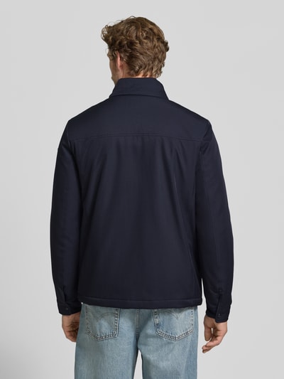 Männermodel trägt Jacke mit verdecktem Reißverschluss und Eingrifftaschen von Geox in Dunkelblau, glatte Textur, Ganzkörperansicht Rückansicht, Regular Fit, Stehkragen, Rückenlänge 71 cm, Schulterbreite 50 cm, Brustweite 58 cm, Ärmellänge 69 cm.