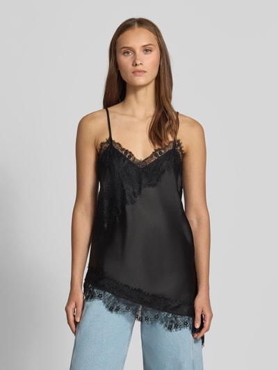 Frauenmodel trägt Regular Fit Blusentop mit Spitzenbesatz Modell 'INDONA' von ONLY, schwarze Farbe, feine Spitze, Damen Blusentop von ONLY, Ganzkörperansicht von vorne.