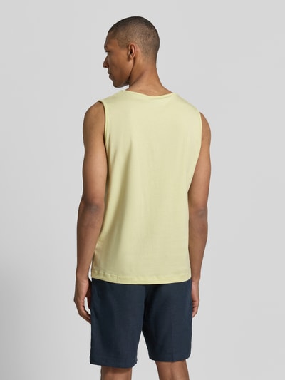 Männermodel trägt Tanktop mit Rundhalsausschnitt und Logo-Print von Lerros aus Reine Baumwolle im Regular-Fit, Rückenlänge bei Größe M: 69 cm, Ganzkörperansicht Rückansicht.