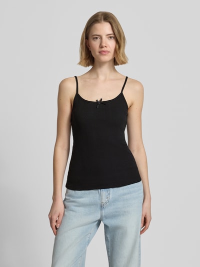 Frauenmodel trägt Regular Fit Top aus reiner Baumwolle Modell 'MARIE' von Pieces, Optik: Unifarben, Struktur, Rundhals, ohne Ärmel, Ganzkörperansicht von vorne.