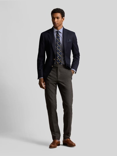 Männermodel trägt Regular Fit Businesshemd aus reiner Baumwolle von Polo Ralph Lauren, unifarben, Kentkragen, Ganzkörperansicht von vorne.