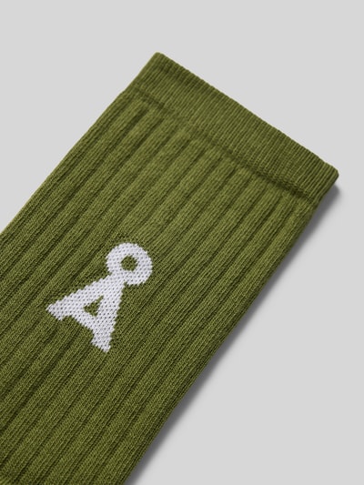 Produktfoto, Socken aus Baumwoll-Mix Modell 'SAAMUS' von ARMEDANGELS in Olivgrün mit gerippter Textur und weißem Logo, Damen Socken