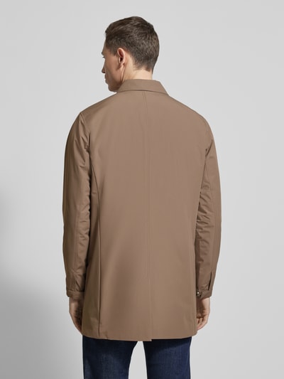 Männermodel trägt Kurzmantel mit verdeckter Knopfleiste Modell 'miles' von Matinique in Beige, regelmäßige Passform, Rückenansicht