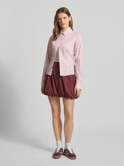 Frauenmodel trägt Regular Fit Mini-Rock aus Baumwoll-Mix von Marc O'Polo Denim, Optik: Unifarben, Tunnelzug, Mini-Länge, Twill, Ganzkörperansicht von vorne.