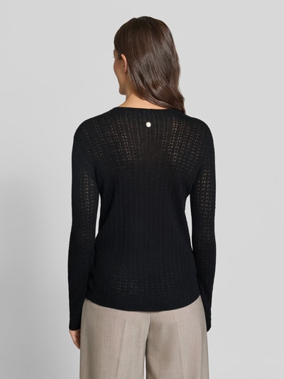 Kobieta modelka nosi czarny sweter Regular Fit Pullover aus reiner Wolle Modell 'Kava' od JOOP!, damski sweter, widok całej sylwetki z tyłu.