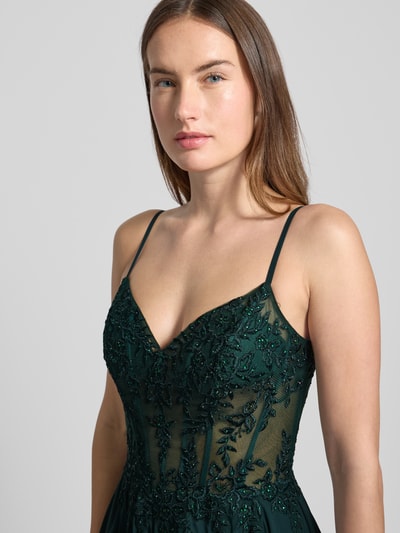 Frauenmodel trägt Regular Fit Abendkleid mit floralem Spitzenbesatz von Luxuar in Dunkelgrün, semitransparente Textur, Nahaufnahme Oberkörper.