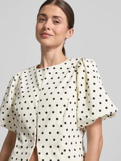 Frauenmodel trägt Slim Fit Bluse mit Puffärmeln Modell 'ANELA DOT' von Neo Noir im Material-Mix mit Stretch-Anteil, Nahaufnahme Oberkörper.