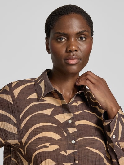 Frauenmodel trägt Relaxed Fit Hemdbluse aus Viskose-Mix Modell 'Fadena' von OPUS, braun-beige floraler Allover-Print, Nahaufnahme Oberkörper.