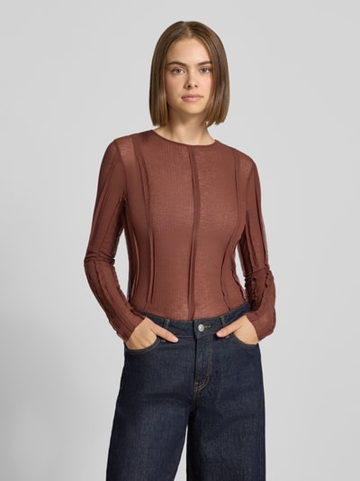 Frauenmodel trägt Slim Fit Longsleeve in semitransparentem Design Modell 'Belma' von Topshop, rötlich-braun, Baumwoll-Mix, Rundhalsausschnitt, dezente vertikale Nähte, kombiniert mit dunkelblauer Jeans, Ganzkörperansicht von vorne, Rückenlänge bei Größe S 56 cm.