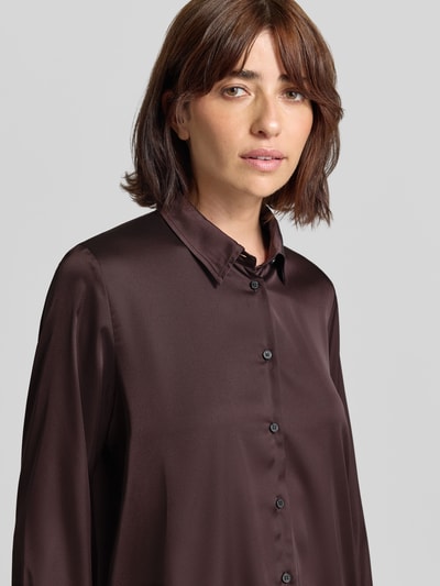 Frauenmodel trägt Regular Fit Bluse mit Knopfleiste Modell 'EDRO' von EMME in Dunkelbraun, glatter Stoff, Nahaufnahme Oberkörper, Material-Mix mit Stretch-Anteil, Hemdblusenkragen.