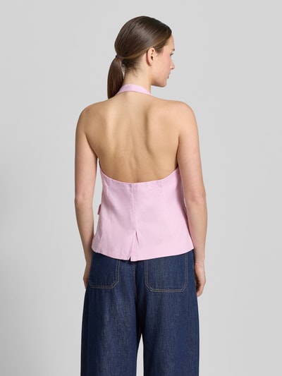 Frauenmodel trägt Weste aus Leinen mit Neckholder Modell 'BORELI' von Mango in zartem Rosa, Taillierter Schnitt, Karree-Ausschnitt, Knopfleiste, Rückenansicht, Ganzkörperansicht Rückansicht. Rückenlänge bei Größe S: 40 cm, Schulterbreite bei Größe S: 36 cm, Brustweite bei Größe S: 36 cm.
