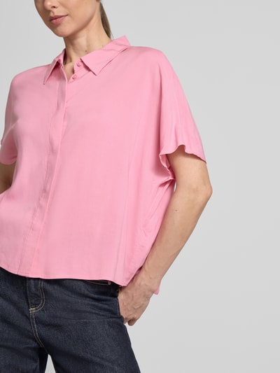 Vrouwenmodel draagt Relaxed Fit Kurzarmbluse aus Viskose van Tom Tailor Denim, uni, korte mouw, knoopsluiting, viscose, vooraanzicht close-up.