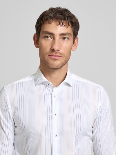 Männermodel trägt Slim Fit Business-Hemd aus Baumwolle mit Haifischkragen von ETERNA, schmale Streifen, Knopfleiste, Nahaufnahme Oberkörper.