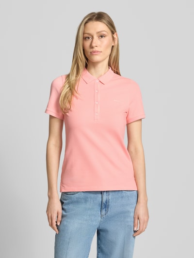 Vrouwenmodel draagt Slim Fit Poloshirt met Label-Stitching van Gant, mix van katoen en elastaan, knoopsluiting, ruglengte maat S 59 cm, effen lichtroze, gladde textuur, Ganzkörperansicht van voren.